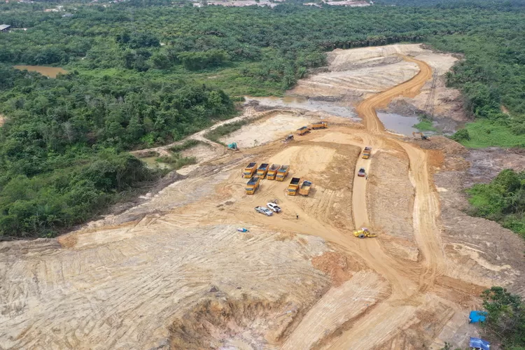 Pembangunan Jalan Tol Lingkar Pekanbaru di Provinsi Riau melewati mberbagai medan seperti rawa dan sungai. Jalan tol rangkaian Jalan Tol Trans Sumatera (JTTS) ini menggunakan sejumlah teknologi canggih dalam proses pembangunannya. (Dok HKI Infrastruktur)