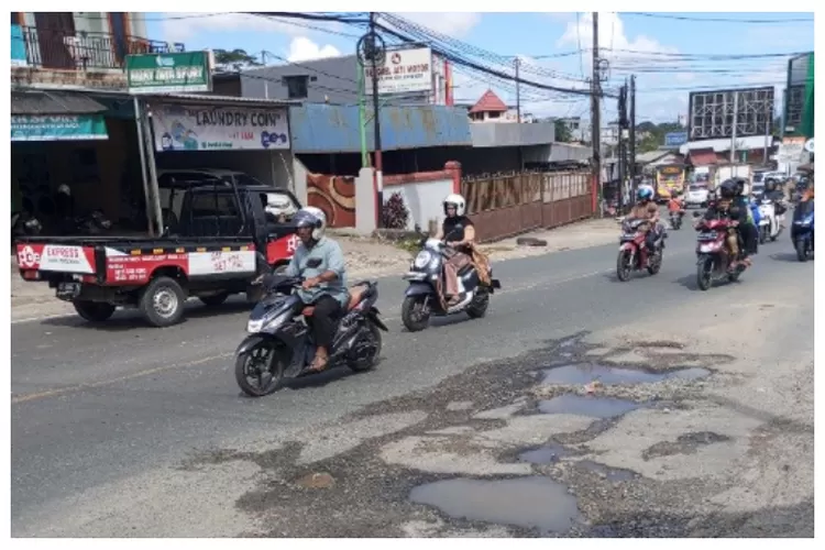 Kondisi jalan Soekarno Hatta yang rusak bekas galian pipa gas depan Graha NU Balikpapan.