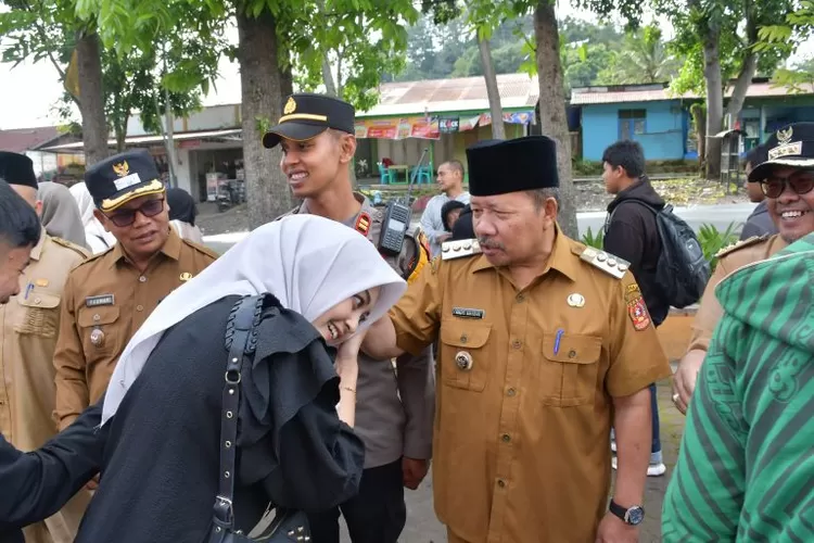 Bupati Agam Lepas Rombongan Paskibraka Baso Tamasya Ke Mesjid Sirah Harian Haluan