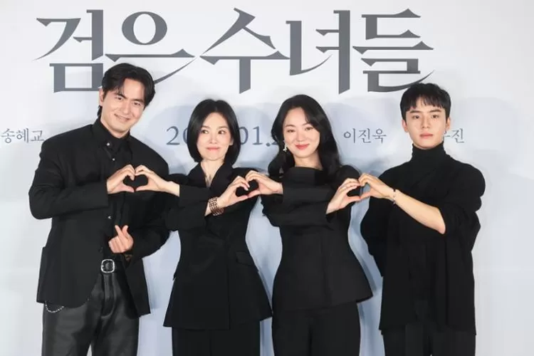 Actors Lee Jin-uk dari kiri, Song Hye-kyo, Jeon Yeo-been, dan Moon Woo-jin berfoto setelah konferensi pers &ldquo;Dark Nuns&rdquo;  (koreatimes.co.kr)