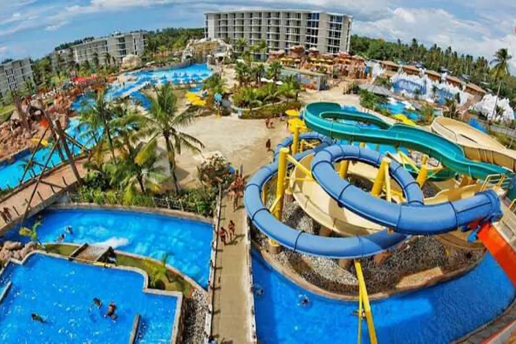 &ldquo;Keseruan keluarga menikmati wahana baru kolam ombak di Jungle Waterpark Bogor.&rdquo; (atourin.com)