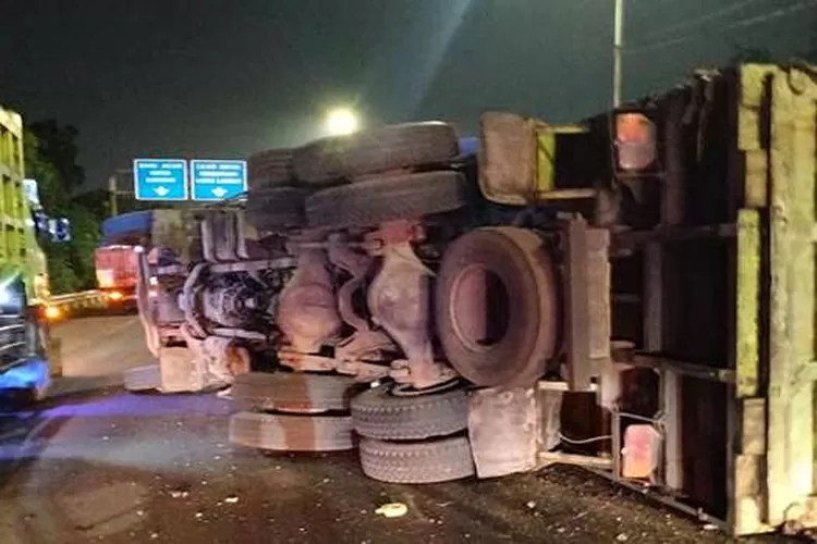 ilustrasi kecelakaan dump truck 