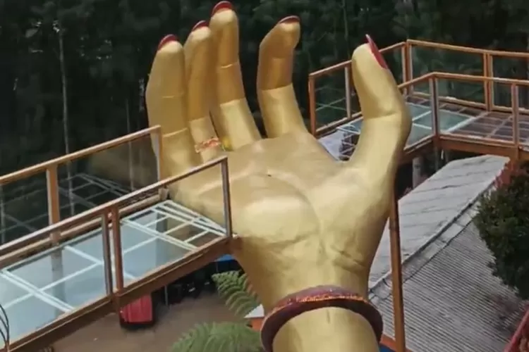 Sebuah jembatan kaca di The Geong Hutan Pinus dikabarkan retak (Foto: Gorajuara/ Tangkap layar Instagram @juliettia)