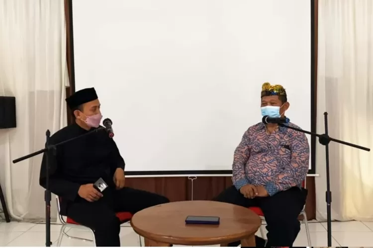 Sebelah Kanan Advokat Dr. Herisusanto Boaz, SH., MH  (GoraJuara.com/dok aksi)