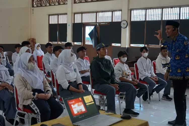 Pengajaran Literasi Finansial HIdari Jebakan Leasing (GoraJuara.com/dok aksi)