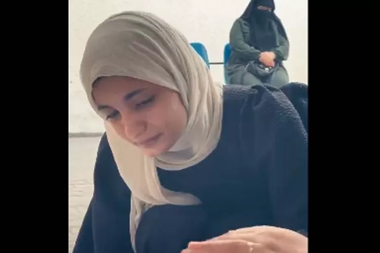 Gadis Palestina mengucapkan selamat tinggal yang menyedihkan kepada ibunya yang terbunuh dalam serangan udara Israel di Gaza. (Gorajuara/ Twitter/ @slionshekh)