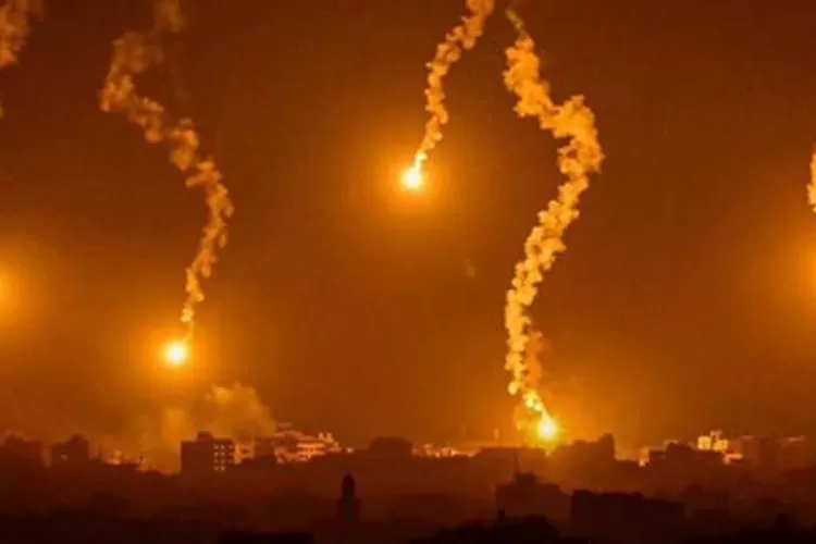 Ketika langit menyala memungkinkan kembalinya terjadi banyak pembantaian yang dilakukan Israel terhadap orang-orang yang tidak berdosa. (Gorajuara/ Twitter/ @swilkinsonbc)