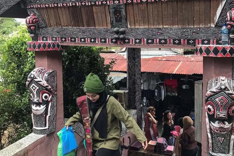 Borongg Olej Oleh Peserta Summer Course di Pasar Tradisional Tomok desa Tomok, kecamatan Simanindo, kabupaten Samosir, Sumatera Utara. (Gorajuara/ Ribka Bintang)
