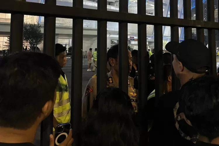 Meriahnya konser Coldplay ternyata sempat diwarnai beberapa kekacauan (Foto: Gorajuara/ Twitter/ @notnisdan)