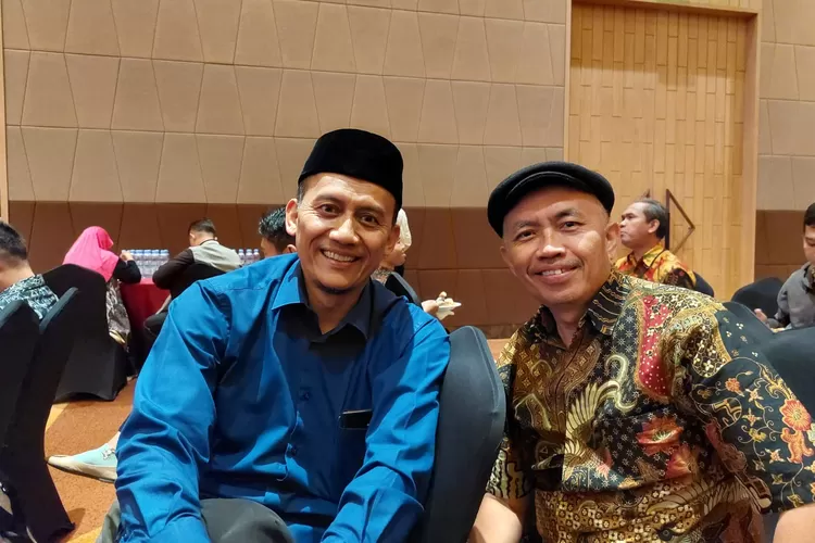 Dr. Toto Suharya, M.Pd. Sekjen DPP AKSI dan Dr. Budi Suhardiman, M.Pd. Ketua Umum AKSI Kabupaten Garut (GoraJuara.com/dok AKSI)