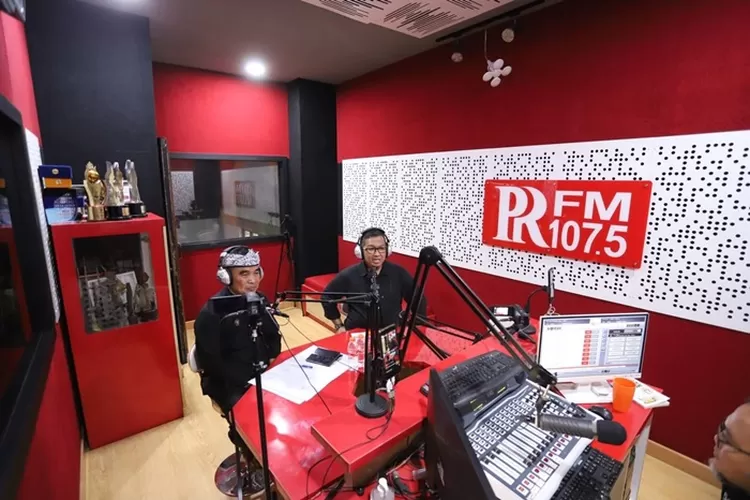 Ketua Komisi A DPRD Kota Bandung, H. Rizal Khairul, S.IP., M.Si.mendukung inovasi yang   dilakukan Kadisdukcapil Kota Bandung Tatang Muhtar saat talk show di PRFM Bandung. (Gorajuara.com/Humpro DPRD Kota Bandung)