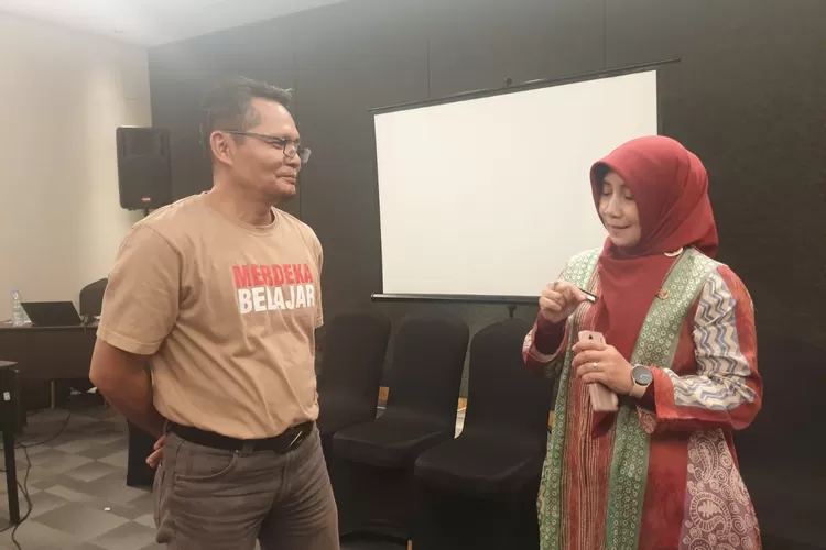 Kepala SMAN 2 Cibinong Kabupaten Bogor Kanan Bersama Tim Penilai dari BBGP (GoraJuara.com/dok AKSI)