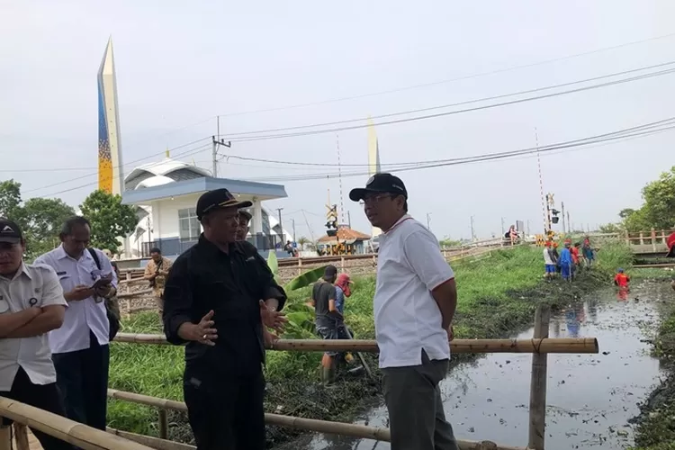 Ketua DPRD Kota Bandung, H. Tedy Rusmawan, A.T., M.M.,   meninjau pelaksanaan program padat karya Mapag Hujan, di   Kelurahan Cipadung Kidul, Kecamatan Penyileukan, Kota Bandung (Gorajuara.com/Humpro DPRD Kota Bandung)