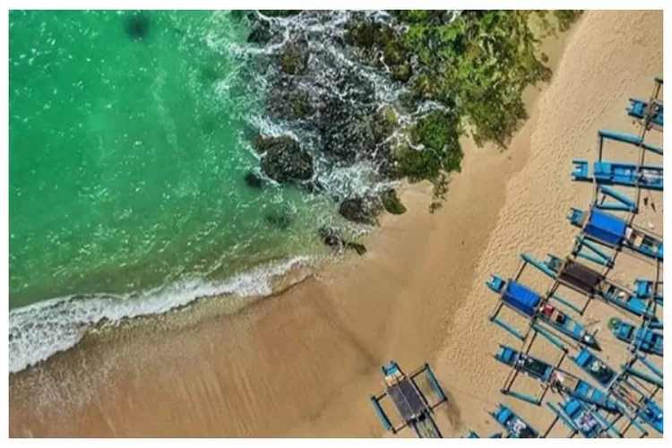 Menyaksikan air terjun, batu karang dan berburu bintang laut di Pantai Rancabuaya, liburan seru dalam 1 waktu. (Gorajuara/ Instagram/ @rancabuaya.id)