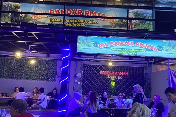 Restoran Bandar Piaman hadir untuk perantau yang rindu makanan Minang. (Gorajuara/ Voni Maisyarah)