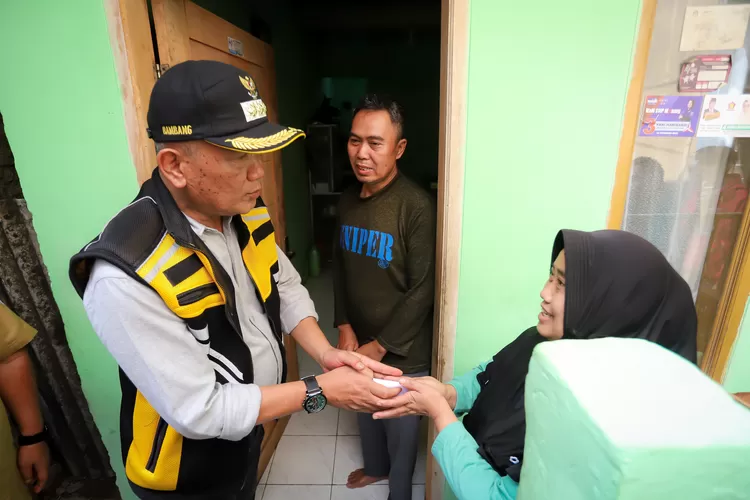 Pemkot Bandung memberikan bantuan kepada masyarakat (Diskominfo Kota Bandung)