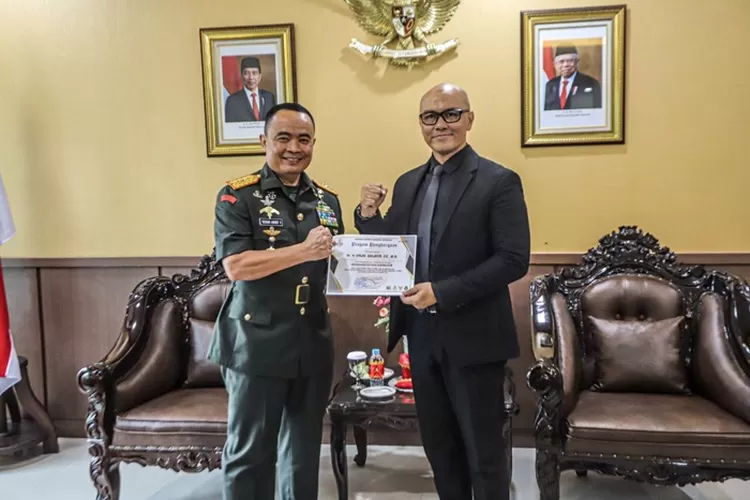 Wakil Ketua III DPRD Kota Bandung, Edwin Senjaya Terima   Penghargaan dari Akademi Militer Magelang (Gorajuara.com/Humpro DPRD Kota Bandung)