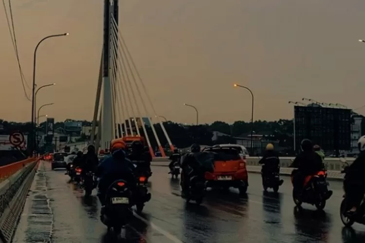 Menurut prakiraan cuaca BMKG, hujan akan mengguyur Kota Bandung (Foto: Gorajuara/ Instagram/ @hnfhdwis)