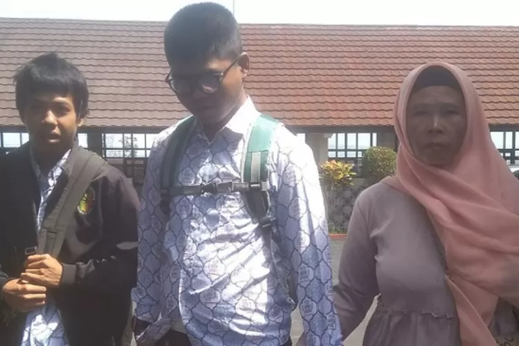 Ibu Hasanah bersama putranya yang merupakan Anak Berkebutuhan Khusus Yadi Mulyadi (tengah) dan temannya Ihsan (kiri). (Gorajuara/ Lia Sukriati)