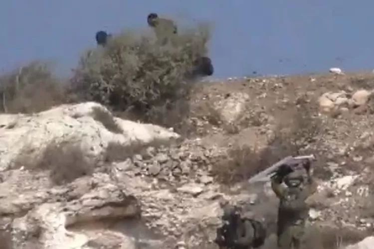 Aksi Berani!3 Pemuda Palestina menghadapi tentara Israel bersenja lengkap hanya dengan batu. (Gorajuara/ Twitter/ @IDF_Labs)