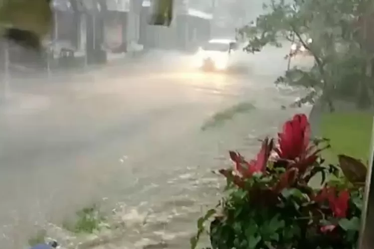 Sebagian wilayah Pulau Jawa dalam status siaga dan waspada hujan lebat. (Gorajuara/ Instagram.com/ @budiastawa203)