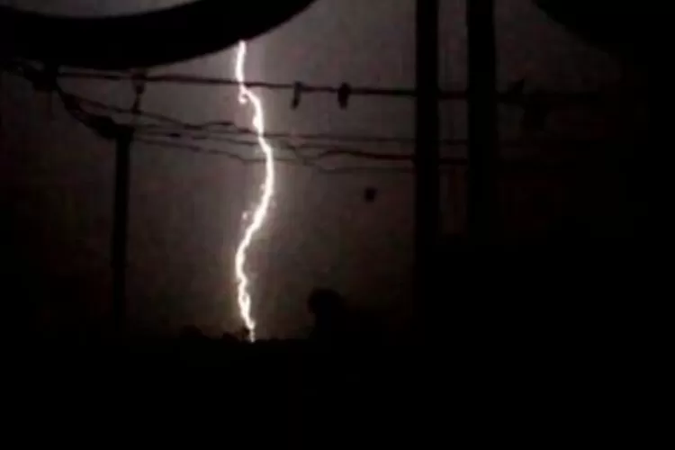 Hujan petir diperkirakan akan terjadi di kota Bandung menjelang akhir tahun, Sabtu 30 Desember 2023 (foto : Instagram.com/@gunadiedi)