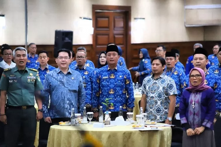 Ketua Fraksi Partai Keadilan Sejahtera (PKS), Iman   Lestariyono, S.Si., dan Ketua Fraksi Partai Nasional Demokrat   Dr. Uung Tanuwidjaja, S.E., M.M., menghadiri undangan acara   Kick Off Meeting Rencana Kerja Pembangunan Daerah (RKPD) Tahun   2025 (Gorajuara.com/Humpro DPRD Kota Bandung)