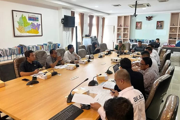 Panitia Khusus (Pansus) 6 DPRD Kota Bandung menggelar rapat   kerja terkait Raperda tentang pencabutan Perda Nomor 11 Tahun   2011 tentang Pengelolaan Tanah dan Bangunan Milik Daerah, di   Ruang Rapat Komisi B DPRD Kota Bandung. (Gorajuara.com/Humpro DPRD Kota Bandung)