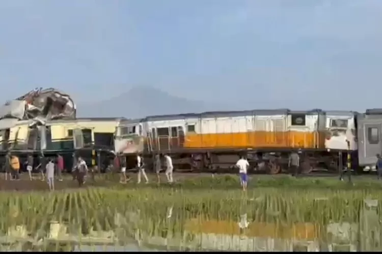 Tabrakan Kereta Turangga dan KA Bandung Raya terjadi pada awal 2024 (Foto: Gorajuara/ Twitter/ @rifastudying_)