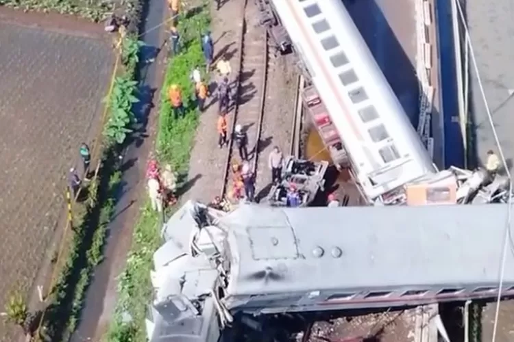 Kondisi terakhir Kereta Api Turangga dan Commuter Line Bandung Raya, sesaat setelah terjadi tabrakan. (Gorajuara/ Tiktok/ @ramdan.kustari0)