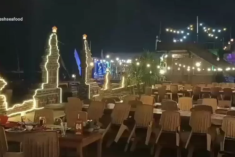 Minasari Fresh Seafood, salah satu dari 3 restoran seafood di Pangandaran yang wajib kamu datangi saat berlibur di kawasan tersebut, yang bertema Bali. (Gorajuara/ TikTok/ @minasarifreshseafood)