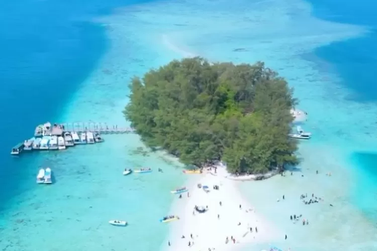 Pulau Tidung, hidden gem yang berada di ujung utara Jakarta yang dilihat dari ketinggian. (Gorajuara/ Instagram/ @herjunetali020)