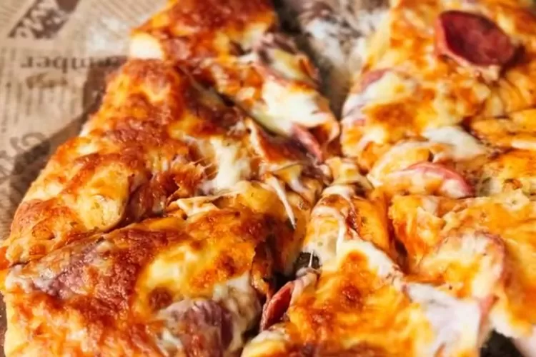 Pizza sebagai makanan dari Italia sangat populer di Indonesia (Foto: Gorajuara/ Tangkap layar Instagram @cookingasyik)