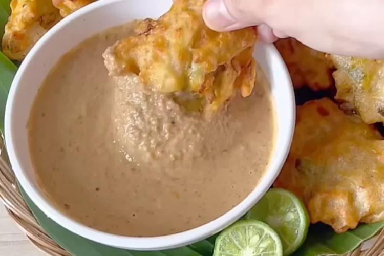 Tempe bakwan dengan sambal kacang cocok untuk mengganjal perut (Foto: Gorajuara/ Tangkap layar Instagram @yackikuka)
