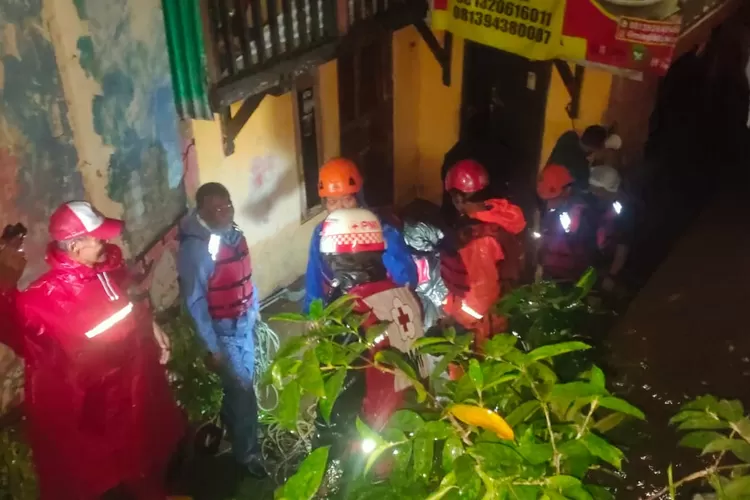 Tim Rescue Diskar PB Kota Bandung dan petugas PMI Diterjunkan ke lokasi banjir di kawasan Braga Bandung (Foto: Humas Diskar PB Kota Bandung)