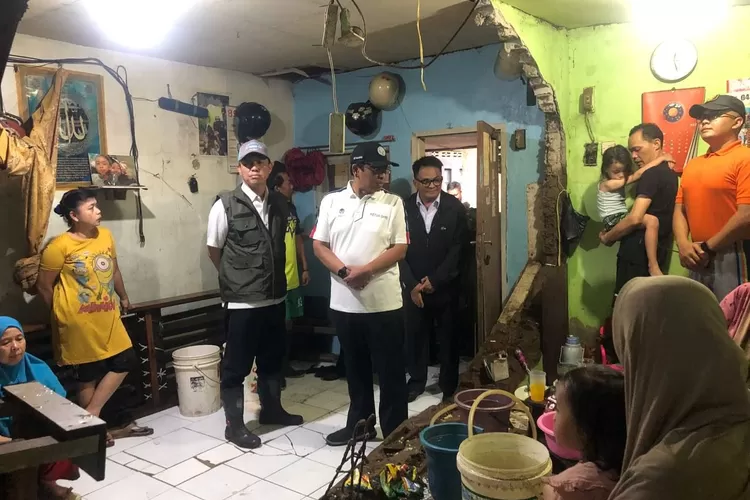 Ketua DPRD Kota Bandung H. Tedy Rusmawan, A.T., M.M., saat meninjau rumah korban banjir, di Kelurahan Cibadak, pihaknya desak bentuk BPBD. (Gorajuara.com/Humpro DPRD Kota Bandung)