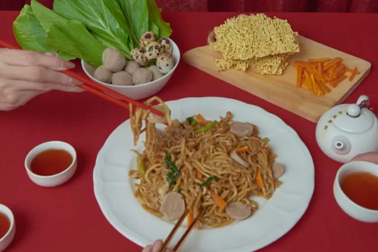 Siu mie atau mie panjang umur, sajian Imlek yang penuh makna. (Gorajuara/ Instagram/ @pasarnow)