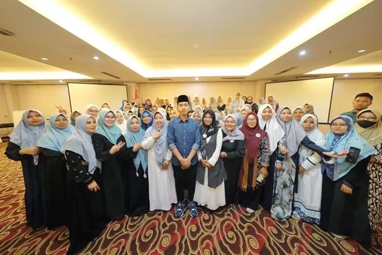 Gibran Silaturahmi dengan para Bu Nyai Khos dan Nawaning se-Nusantara, Bertekad Gerakkan Ekonomi Santri. (Gorajuara/ TKN)