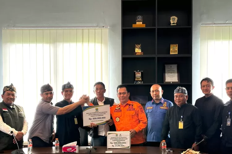 Pemkot dan Baznas Kota Bandung Serahkan Bantuan untuk Korban Gempa Sumedang (Diskominfo Kota Bandung)