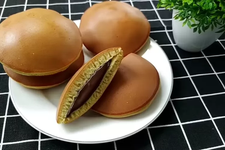 Resep Dorayaki Praktis, Lembut dan Manis. (Gorajuara/ YouTube/ Danielicious)