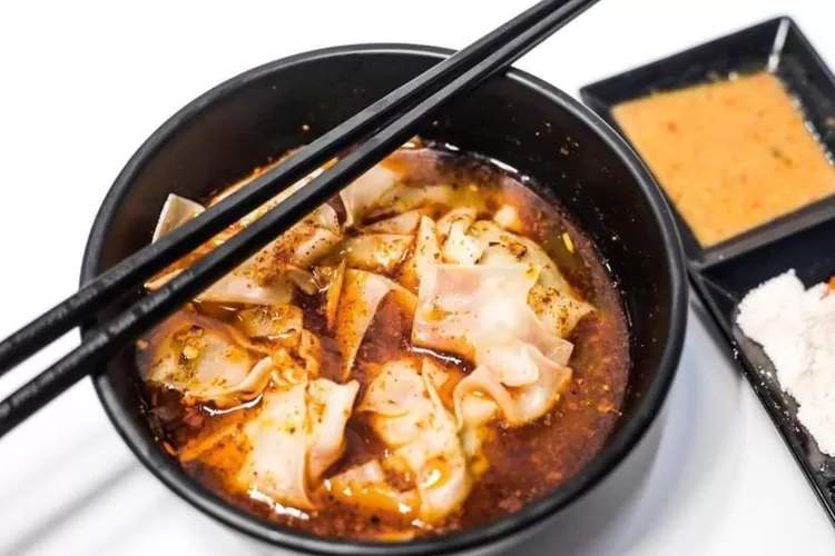 Pangsit kuah chili oil enak dimakan saat hangat (Foto: Gorajuara/ Instagram/ @pangsitviral66)