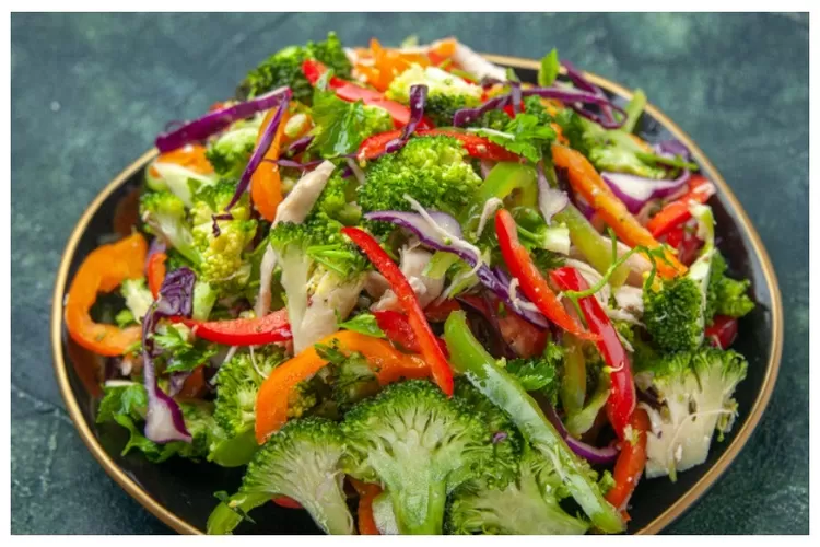Menu Diet Salad Sayur yang Sehat dan Simple. (Gorajuara/ Freepik/ mdjaff)