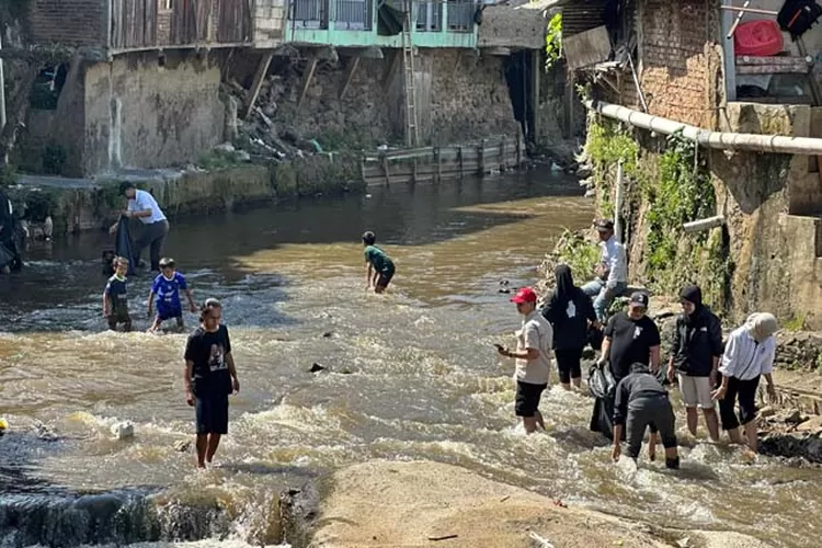 TPN Ganjar Mahfud turun ke bawah (turba) menemui masyarakat sembari mensosialisasikan kandidat yang mereka usung.  (Gorajuara/ TPN Ganjar Mahfud )