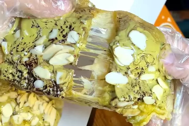 Berikut Menu dan Harga Korean Potato Cheese Bread. (Gorajuara/ Instagram/ @kulinerbandung, @ppang_id)