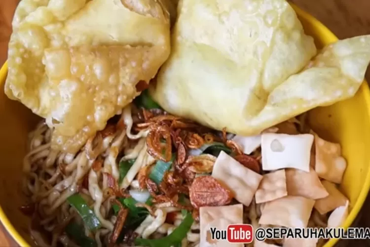 Sajian Pangsit Pedas Viral di Jakarta (Youtube : Separuh Aku Lemak)
