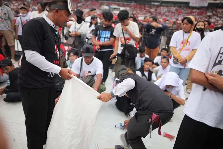 Alam Ganjar bersama 5.000 pasukan penguin bersih-bersih sampah.  (Gorajuara/ TPN)