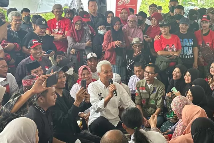 Ganjar Pranowo berdiskusi bersama TPM di Rumah Pemulihan Material Waste4Change, perusahaan penyedia jasa profesional. (Gorajuara/ TPM)