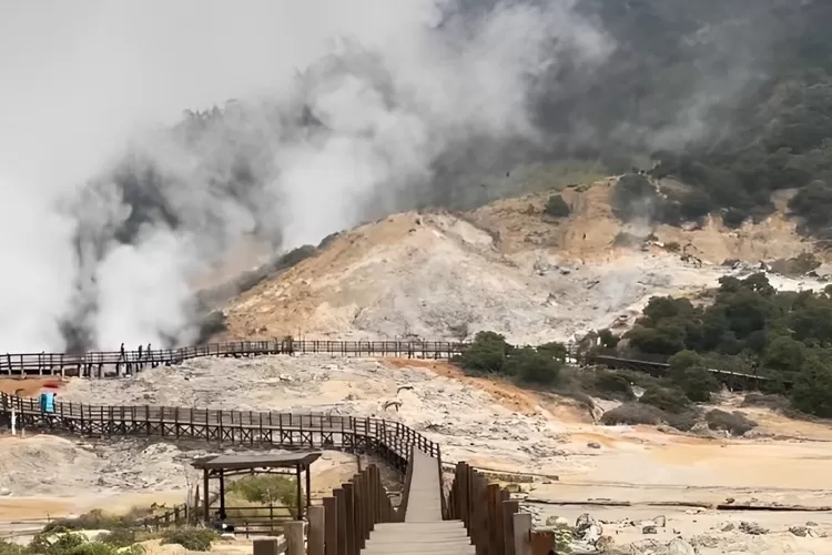 Kawah Sikidang Dieng dengan Keindahannya seperti di Negeri Dongeng. (Gorajuara/ Tiktok/ @mr.r.ap)