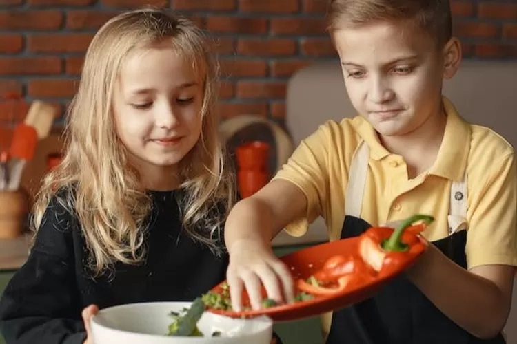 Bunda perlu mengajarkan anak terbiasa makan sayur (Foto: Gorajuara/ Pexels/ Gustavo Fring)
