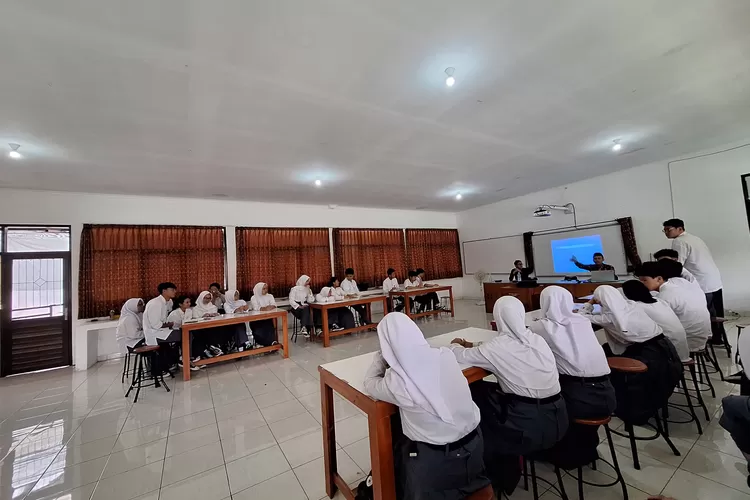 Workshop Nabung Saham di SMAN 15 Bandung (GoraJuara.com/dok AKSI)
